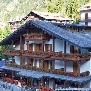 hotel-pinete-ristorante-pattinaggio.it-lombardy.com/